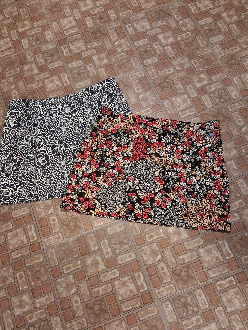 Rafaella Floral Skorts - Black & Navy Mix Size Xlarge